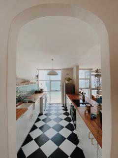 cute, sun-soaked apartment above the sea - 8