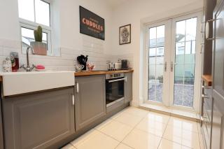 Spacious 2-Bed Cardiff Haven with Luxe Touches - 7