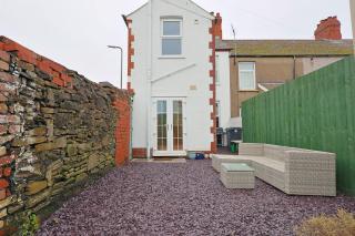 Spacious 2-Bed Cardiff Haven with Luxe Touches - 6