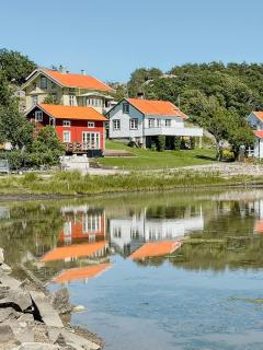 New Timber Holiday Home With Bay Views - Kungshamn - 0