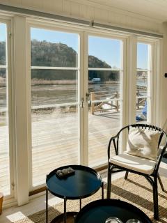New Timber Holiday Home With Bay Views - Kungshamn - 3