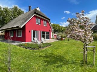 Colourful Holiday Home On Rügen Island - Lohme - 9