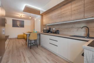 Yellow Oasis - Stylish City Stay - 2