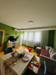 Yellow Moon Hostel&Apartment - Pristina - 9