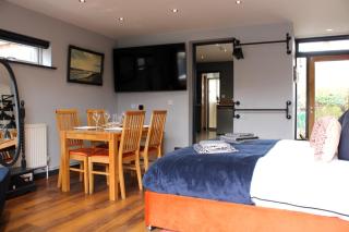 Stylish Escape With Wood-Fired Hot Tub - Norwich - 6