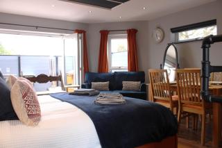 Stylish Escape With Wood-Fired Hot Tub - Norwich - 3