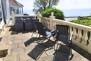 Amazing 3BR Cottage with Parking, Terrace & SEA VIEW! Near Westcliff Beach by Luxiety Stays Serviced Accommodation - Southend-on-Sea - 9