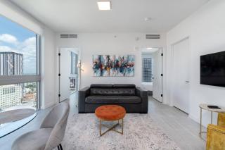 Amazing 2 BR 30th Floor Downtown Free Parking - 3