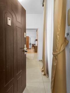 Two-Bedroom Balcony Retreat for 4 Near Millennium Tower - Wenen - 0