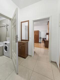 Two-Bedroom Balcony Retreat for 4 Near Millennium Tower - Wenen - 9