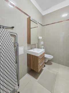 Two-Bedroom Balcony Retreat for 4 Near Millennium Tower - Wenen - 4