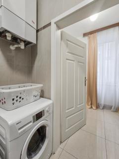 Two-Bedroom Balcony Retreat for 4 Near Millennium Tower - 1