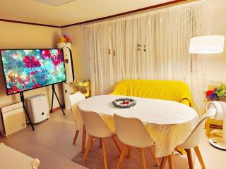 Seoul, 3 rooms, Gimpo Airport, free parking, 1 PM check-out, super close to the station, 10 people, warm accommodation, 4 beds, Hongdae, Jongno, Myeongdong - Seoul - 0