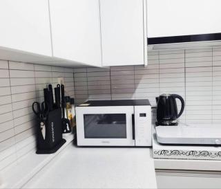 Seoul, 3 rooms, Gimpo Airport, free parking, 1 PM check-out, super close to the station, 10 people, warm accommodation, 4 beds, Hongdae, Jongno, Myeongdong - Seoul - 3