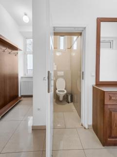 Spacious 3-Bedroom Retreat with Balcony for 8 Near Millennium Tower - Wenen - 7