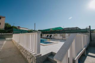 Geräumiges Ferienhaus Mit Pool Für 9 Personen - Vrsine - 9