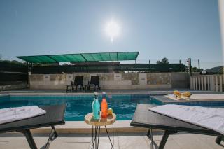 Geräumiges Ferienhaus Mit Pool Für 9 Personen - Vrsine - 0