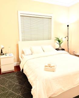 Modern & Cozy 2-Bed Suite in Vancouver - 6