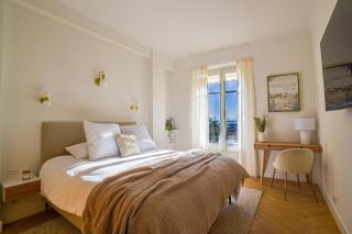 4A - APARTMENT FACING PORT & Town Hall - 4