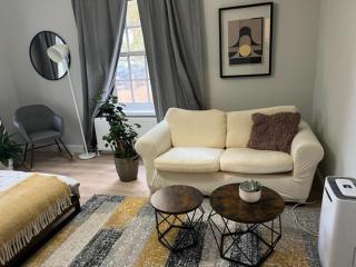 Stylish apt in a 1938 building with parking - London - 9