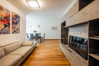 Emilia Suite Street - 6