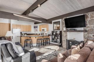 Laurelwood Condominiums 414 - 3