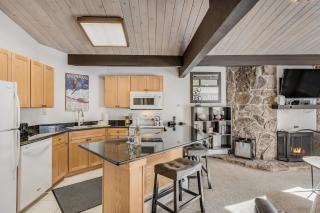 Laurelwood Condominiums 414 - 2