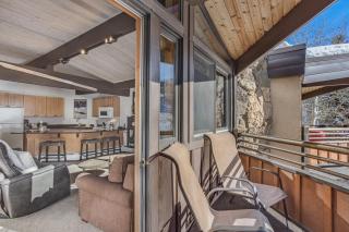 Laurelwood Condominiums 414 - 1