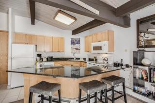 Laurelwood Condominiums 414 - 4