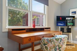Coveted Tarrytown Studio Apt 1BA w Breakfast Nook Window Desk King Bed - 8