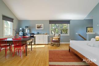Coveted Tarrytown Studio Apt 1BA w Breakfast Nook Window Desk King Bed - Austin - 2