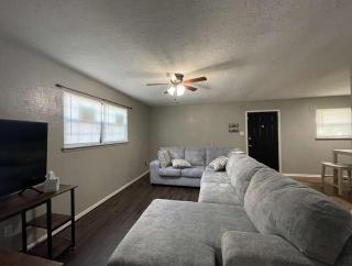 Charming 2-Bedroom 1-Bath Home Close to Downtown - Lawton - 0