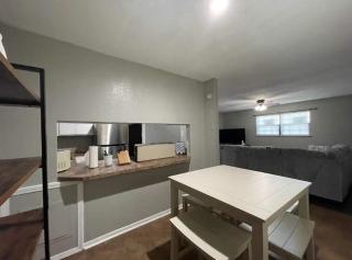 Charming 2-Bedroom 1-Bath Home Close to Downtown - Lawton - 6