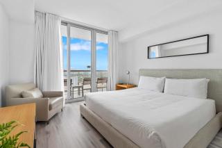 Deluxe Apartment with Balcony Gym & Pool - Hallandale Beach - 0