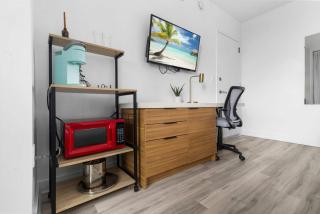 Modern New Studio Balcony & Pool - Hallandale Beach - 5