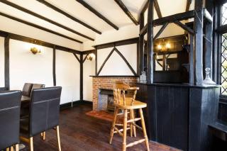 Large River Side Property offering 8 bedrooms - Wraysbury - 3