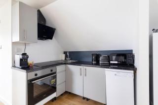 Large River Side Property offering 8 bedrooms - Wraysbury - 1