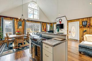 5 Mi to Blue Ridge Parkway Mountain Cabin in Cana - 2