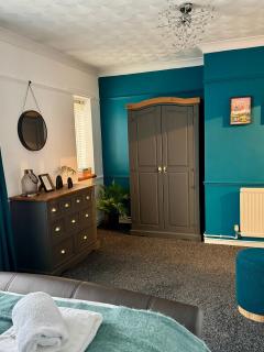 Cherry Blossom Apartment - 3 bed, parking, garden - 2