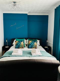 Cherry Blossom Apartment - 3 bed, parking, garden - 0