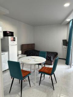 Lovely Apartment in City Center - Batumi - 8