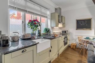Central Holiday Home Full Kitchen with Parking - 8