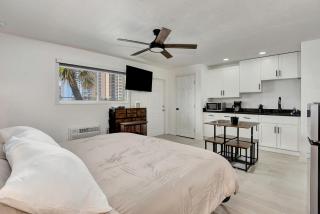 Daytona Studio Suite Kitchen Walk In Shower #11 - Daytona Beach Shores - 5