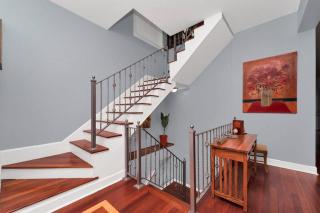 Beautiful 6-bedroom, Private Mansion with Hot Tub - Chicago - 9