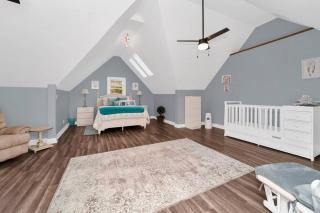 Beautiful 6-bedroom, Private Mansion with Hot Tub - Chicago - 8