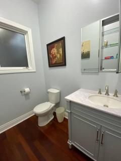 Beautiful 6-bedroom, Private Mansion with Hot Tub - Chicago - 5