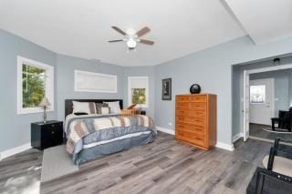 Beautiful 6-bedroom, Private Mansion with Hot Tub - Chicago - 3