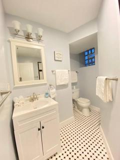 Beautiful 6-bedroom, Private Mansion with Hot Tub - Chicago - 1