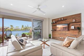 Luxurious Waterfront Paradise Stunning Views - Kawana Waters - 6