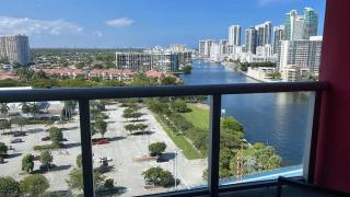 Amazing Family Studio at Beachwalk on Hallandale - 2